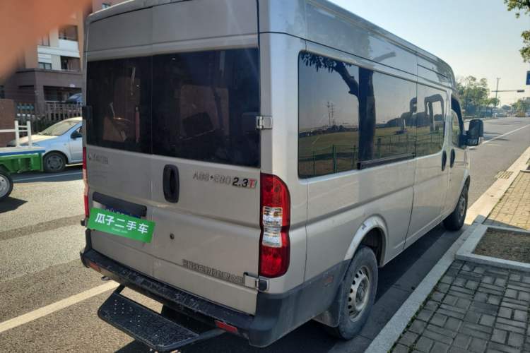 Used Dongfeng Yufeng 2020 2.3T Economy Logistics Vehicle Long Wheelbase Mid-Roof Design 5-9 Seater WP2.3 Rear Right 45 Deg