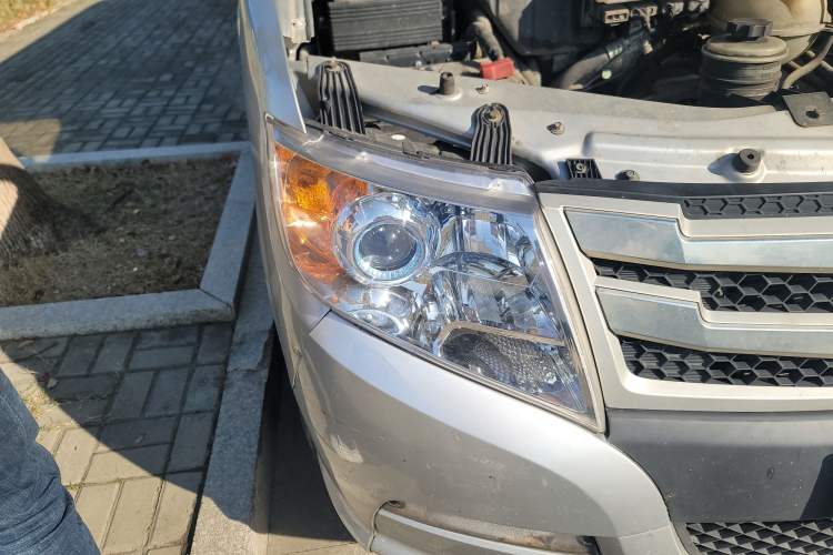 Used Dongfeng Yufeng 2020 2.3T Economy Logistics Vehicle Long Wheelbase Mid-Roof Design 5-9 Seater WP2.3 Right Front Headlight