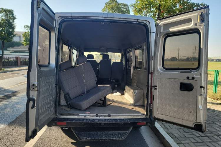 Used Dongfeng Yufeng 2020 2.3T Economy Logistics Vehicle Long Wheelbase Mid-Roof Design 5-9 Seater WP2.3 Trunk
