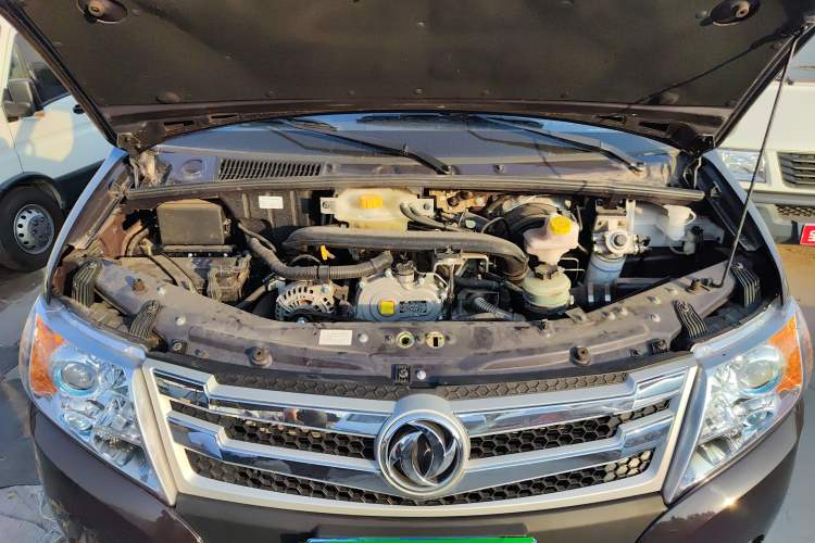 Used Dongfeng Yufeng 2021 2.4T Rear-Drive Logistics Vehicle High-Roof Design Rear Dual Tires 6–9 Seats China VI Emission Standard Model YCY24140-60 Engine Bay