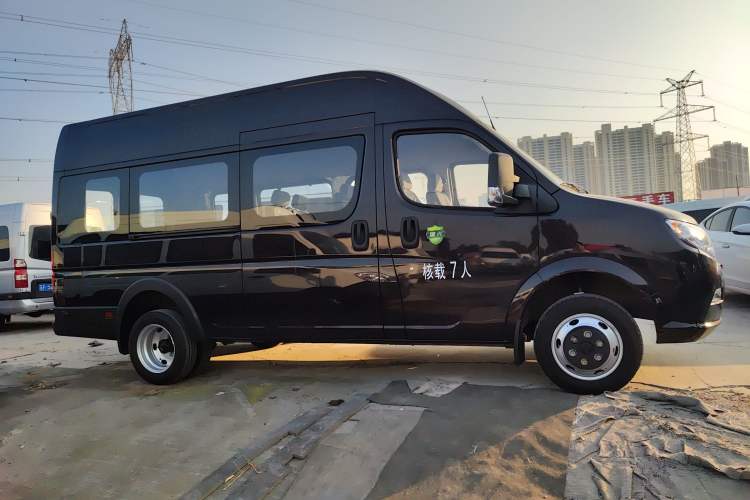 Used Dongfeng Yufeng 2021 2.4T Rear-Drive Logistics Vehicle High-Roof Design Rear Dual Tires 6–9 Seats China VI Emission Standard Model YCY24140-60 Exterior 2