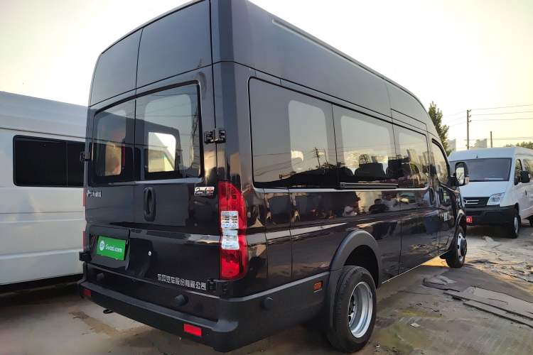 Used Dongfeng Yufeng 2021 2.4T Rear-Drive Logistics Vehicle High-Roof Design Rear Dual Tires 6–9 Seats China VI Emission Standard Model YCY24140-60 Exterior 3