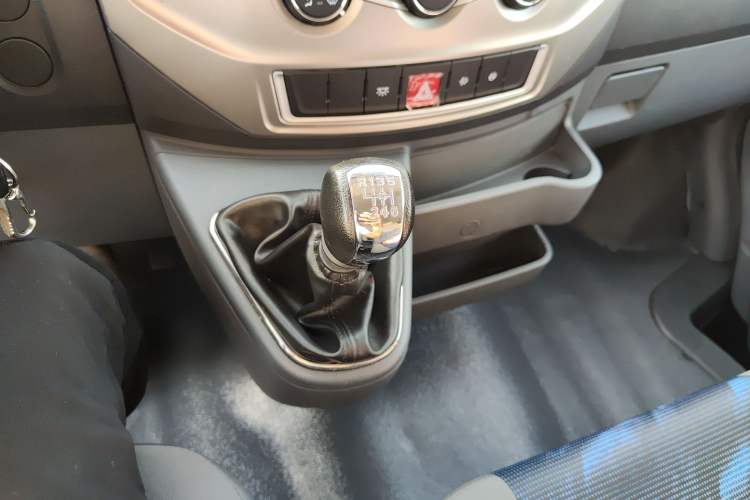 Used Dongfeng Yufeng 2021 2.4T Rear-Drive Logistics Vehicle High-Roof Design Rear Dual Tires 6–9 Seats China VI Emission Standard Model YCY24140-60 Gear Lever