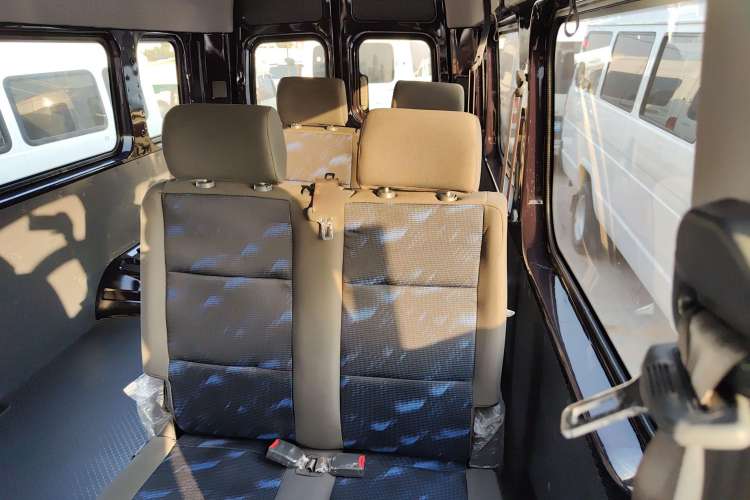 Used Dongfeng Yufeng 2021 2.4T Rear-Drive Logistics Vehicle High-Roof Design Rear Dual Tires 6–9 Seats China VI Emission Standard Model YCY24140-60 Interior 1