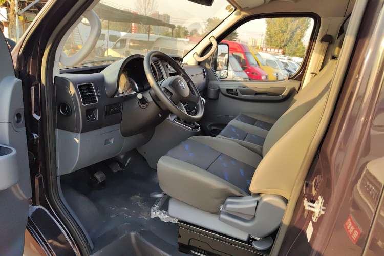 Used Dongfeng Yufeng 2021 2.4T Rear-Drive Logistics Vehicle High-Roof Design Rear Dual Tires 6–9 Seats China VI Emission Standard Model YCY24140-60 Interior 2