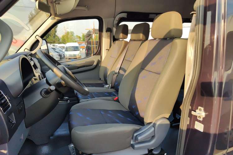 Used Dongfeng Yufeng 2021 2.4T Rear-Drive Logistics Vehicle High-Roof Design Rear Dual Tires 6–9 Seats China VI Emission Standard Model YCY24140-60 Left Front Seat