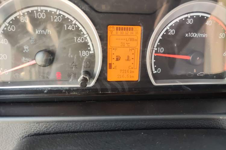 Used Dongfeng Yufeng 2021 2.4T Rear-Drive Logistics Vehicle High-Roof Design Rear Dual Tires 6–9 Seats China VI Emission Standard Model YCY24140-60 Odometer Close Up