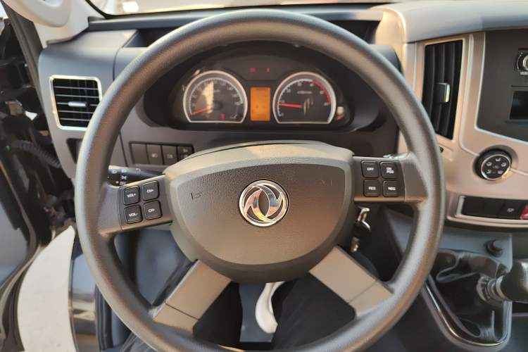Used Dongfeng Yufeng 2021 2.4T Rear-Drive Logistics Vehicle High-Roof Design Rear Dual Tires 6–9 Seats China VI Emission Standard Model YCY24140-60 Steering Wheel