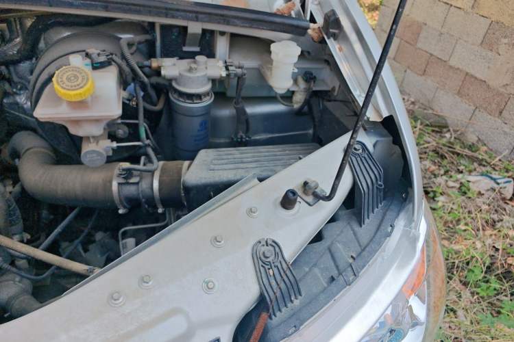 Used Dongfeng Yufeng EM27  Engine Bay Left