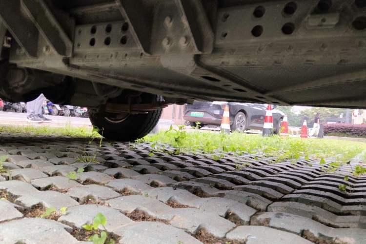 Used Dongfeng Yufeng EM27  Chassis Front Right