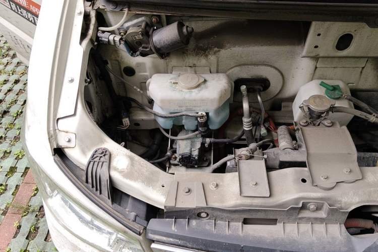 Used Dongfeng Yufeng EM27  Engine Bay Right