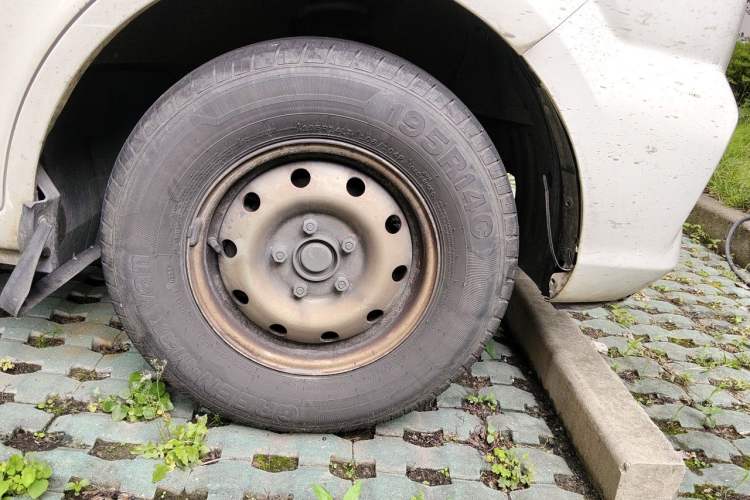 Used Dongfeng Yufeng EM27  Right Front Wheel Hub