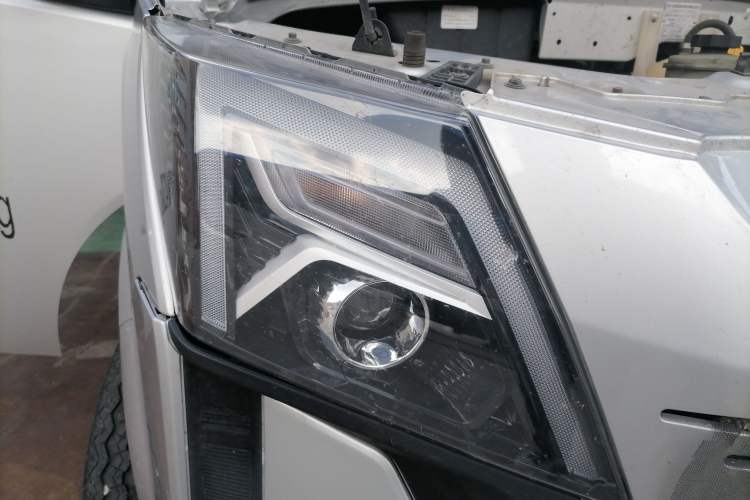 Used Dongfeng Yufeng EM27  Right Front Headlight