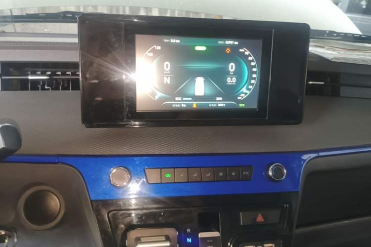 Used Dongfeng Yufeng EM27 2024 EM27 EVE Energy 41.86 kWh Audio And AC Panel