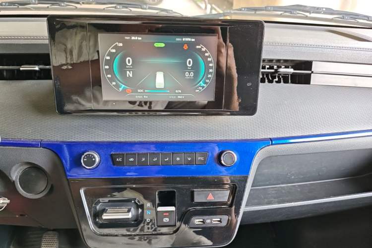 Used Dongfeng Yufeng EM27 2024 EM27 Henan Lithium Power 41.472 kWh Audio And AC Panel