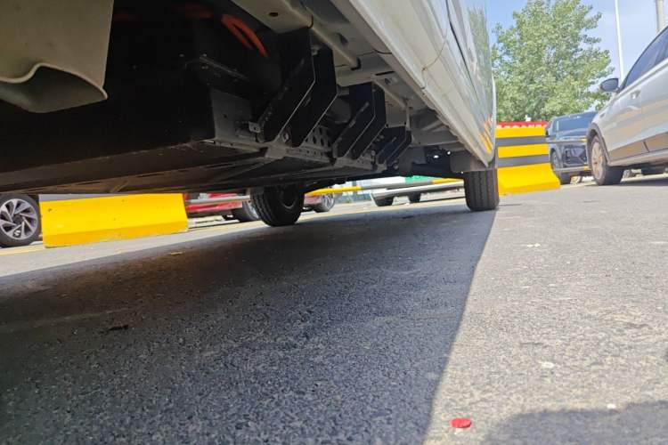 Used Dongfeng Yufeng EM27 2024 EM27 Henan Lithium Power 41.472 kWh Chassis Rear Right