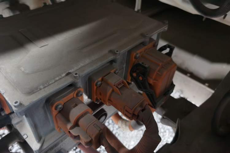Used Dongfeng Yufeng EM27 2024 EM27 Henan Lithium Power 41.472 kWh Engine Bay Left