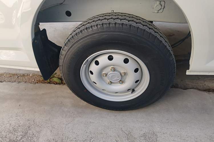 Used Dongfeng Yufeng EM27 2024 EM27L Eves Power 41.86 kWh Exterior 4