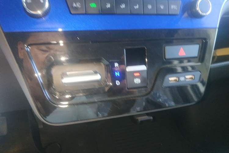 Used Dongfeng Yufeng EM27 2024 EM27L Henan Lidong 41.472 kWh Gear Lever