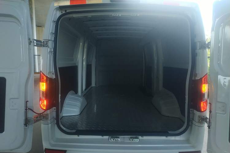 Used Dongfeng Yufeng EM27 2024 EM27L Henan Lidong 41.472 kWh Trunk