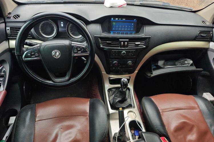 Used Dongfeng Yufeng P16 2017 1.9T Two-Wheel Drive Luxury Extended Version D19TCIE2 Center Console