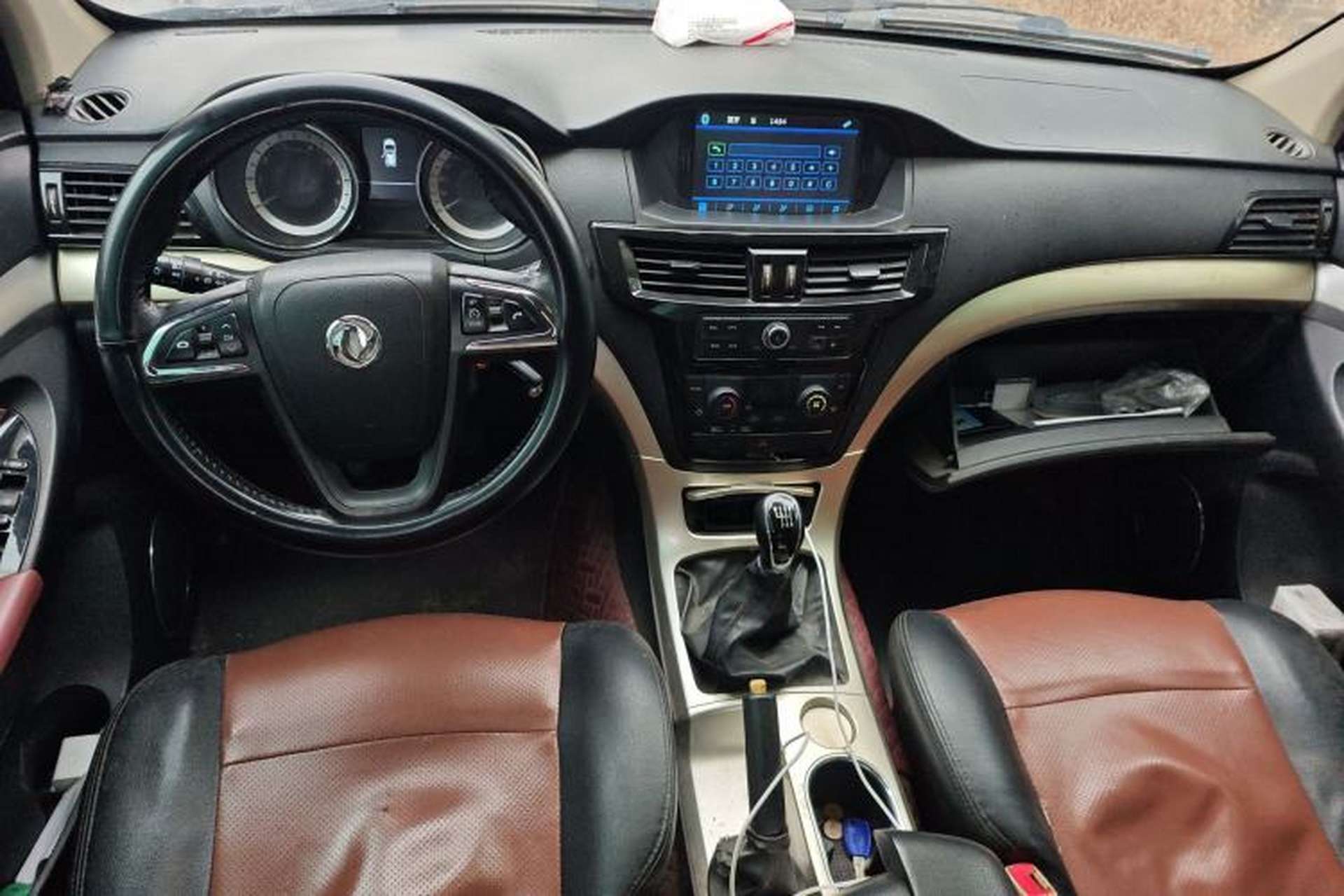 Used Dongfeng Yufeng P16 2017 1.9T Two-Wheel Drive Luxury Extended Version D19TCIE2 Center Console