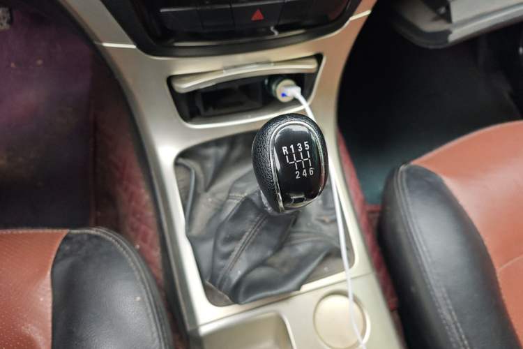 Used Dongfeng Yufeng P16 2017 1.9T Two-Wheel Drive Luxury Extended Version D19TCIE2 Gear Lever