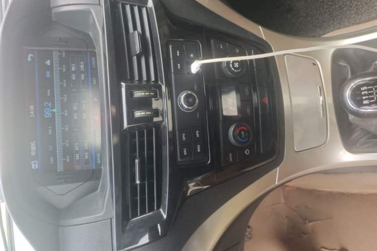Used Dongfeng Yufeng P16 2017 1.9T Two-Wheel Drive Luxury Extended Version D19TCIE2 Audio And AC Panel