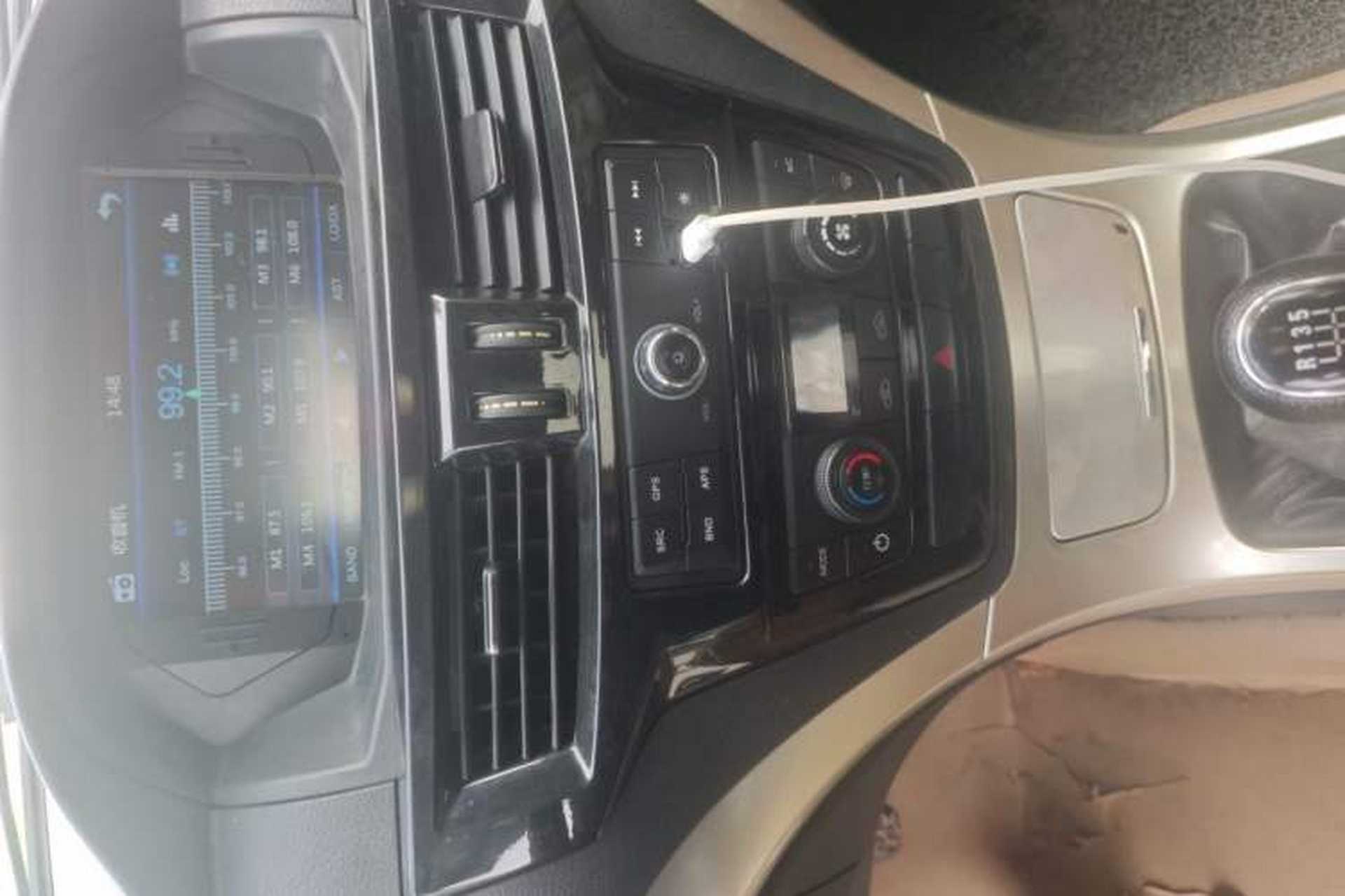 Used Dongfeng Yufeng P16 2017 1.9T Two-Wheel Drive Luxury Extended Version D19TCIE2 Audio And AC Panel