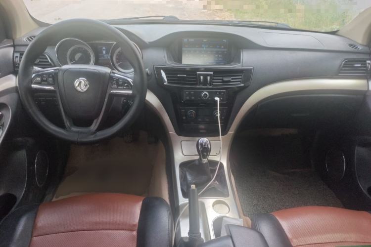 Used Dongfeng Yufeng P16 2017 1.9T Two-Wheel Drive Luxury Extended Version D19TCIE2 Center Console