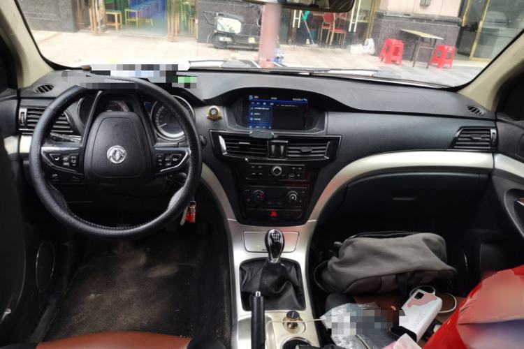 Used Dongfeng Yufeng P16 2017 1.9T Two-Wheel Drive Luxury Extended Version D19TCIE2 Center Console