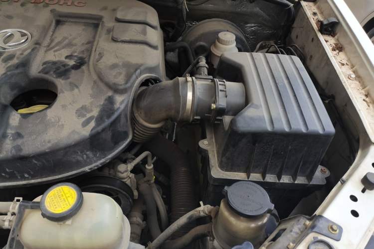 Used Dongfeng Yufeng P16 2017 1.9T Two-Wheel Drive Luxury Extended Version D19TCIE2 Engine Bay Left