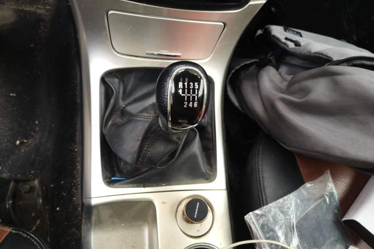 Used Dongfeng Yufeng P16 2017 1.9T Two-Wheel Drive Luxury Extended Version D19TCIE2 Gear Lever