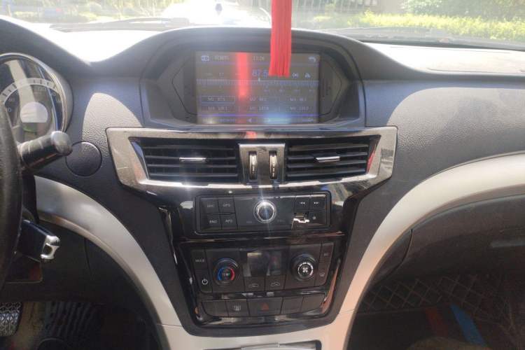 Used Dongfeng Yufeng P16 2019 2.4L Gasoline 4x4 Luxury Long-Wheelbase Version 4G69S4N Audio And AC Panel