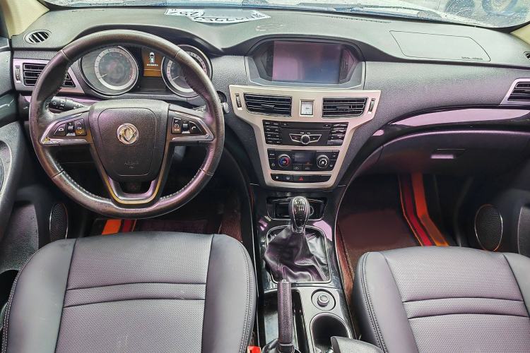 Used Dongfeng Yufeng S16 2017 1.9T Manual 4x4 Luxury 7-Seater Interior 2