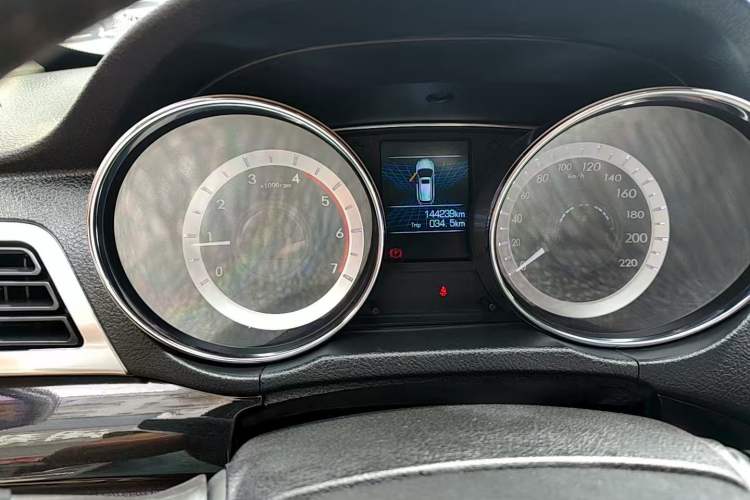 Used Dongfeng Yufeng S16 2017 1.9T Manual 4x4 Luxury 7-Seater Odometer Close Up