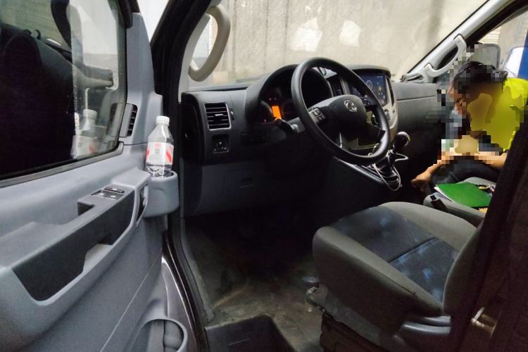 Used Dongfeng Yufeng 2021 2.4T Rear-Drive Logistics Vehicle Long Wheelbase Mid-Roof 6-9 Seater China VI Emission Standard YCY24140-60 Driver Seat