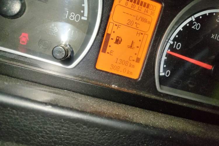 Used Dongfeng Yufeng 2021 2.4T Rear-Drive Logistics Vehicle Long Wheelbase Mid-Roof 6-9 Seater China VI Emission Standard YCY24140-60 Odometer Close Up