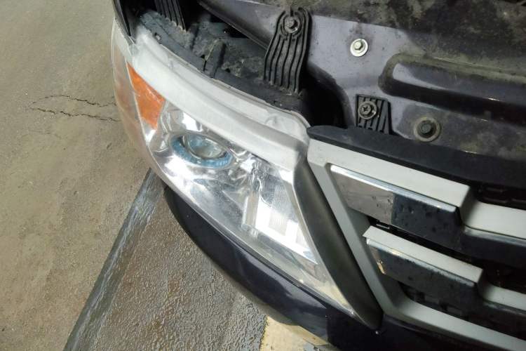 Used Dongfeng Yufeng 2021 2.4T Rear-Drive Logistics Vehicle Long Wheelbase Mid-Roof 6-9 Seater China VI Emission Standard YCY24140-60 Right Front Headlight