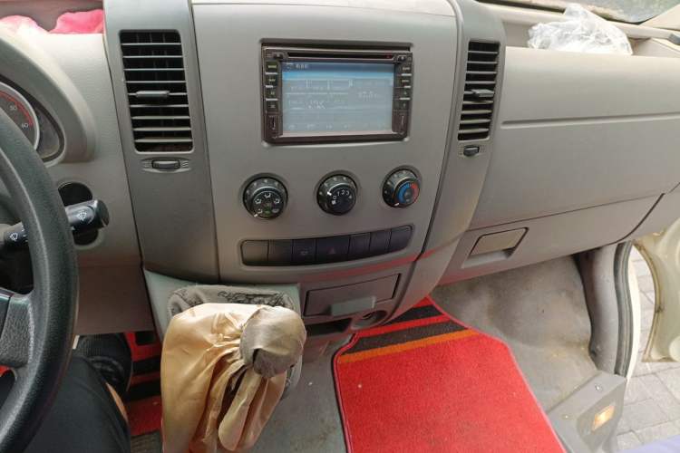 Used Dongfeng Yufeng 2012 3.0T Short Wheelbase Mid-Top ZD30 Edition Audio And AC Panel