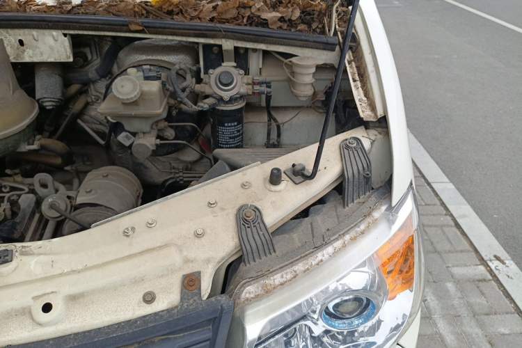 Used Dongfeng Yufeng 2012 3.0T Short Wheelbase Mid-Top ZD30 Edition Engine Bay Left