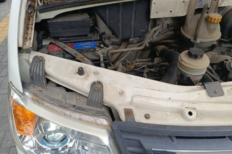 Used Dongfeng Yufeng 2012 3.0T Short Wheelbase Mid-Top ZD30 Edition Engine Bay Right
