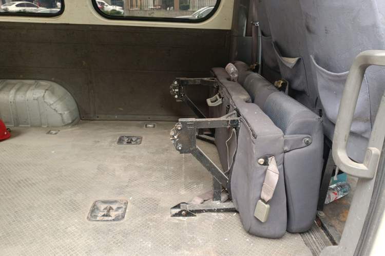 Used Dongfeng Yufeng 2012 3.0T Short Wheelbase Mid-Top ZD30 Edition Left Rear Seat