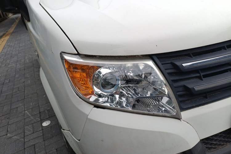 Used Dongfeng Yufeng 2012 3.0T Short Wheelbase Mid-Top ZD30 Edition Right Front Headlight