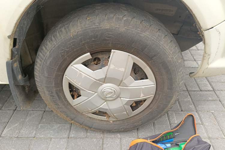 Used Dongfeng Yufeng 2012 3.0T Short Wheelbase Mid-Top ZD30 Edition Right Front Wheel Hub