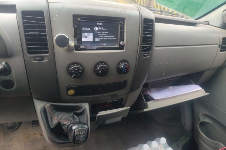 Used Dongfeng Yufeng 2014 2.5T YuliBao Logistics Vehicle Standard Features Include Short Wheelbase with Mid-Roof ZD25 Audio And AC Panel