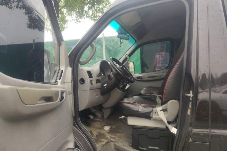 Used Dongfeng Yufeng 2014 2.5T YuliBao Logistics Vehicle Standard Features Include Short Wheelbase with Mid-Roof ZD25 Driver Seat