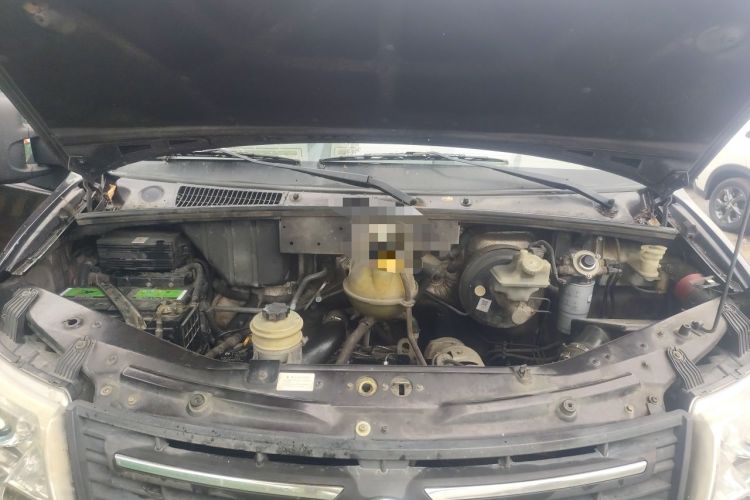 Used Dongfeng Yufeng 2014 2.5T YuliBao Logistics Vehicle Standard Features Include Short Wheelbase with Mid-Roof ZD25 Engine Bay