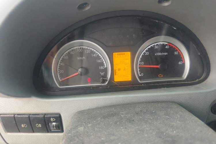 Used Dongfeng Yufeng 2014 2.5T YuliBao Logistics Vehicle Standard Features Include Short Wheelbase with Mid-Roof ZD25 Instrument Cluster