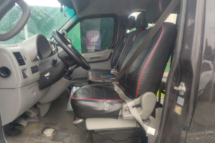 Used Dongfeng Yufeng 2014 2.5T YuliBao Logistics Vehicle Standard Features Include Short Wheelbase with Mid-Roof ZD25 Left Front Seat